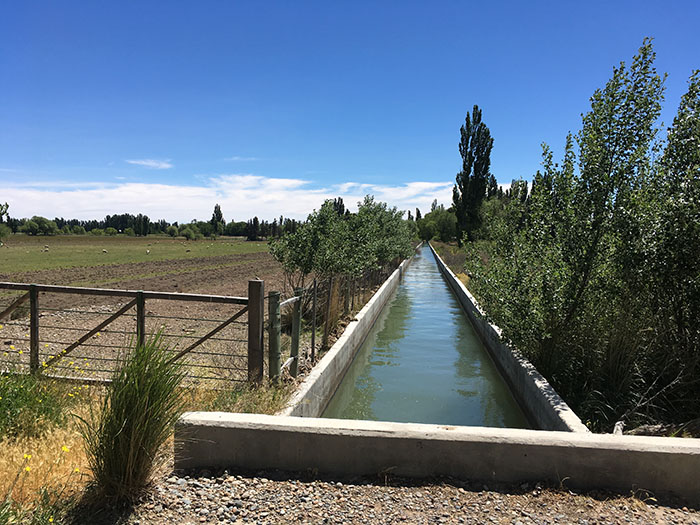 One of the countless irrigation ditches that keep the Chubut valley so fertile